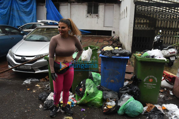 photos rakhi sawant snapped doing her bit for a cleaner mumbai 4