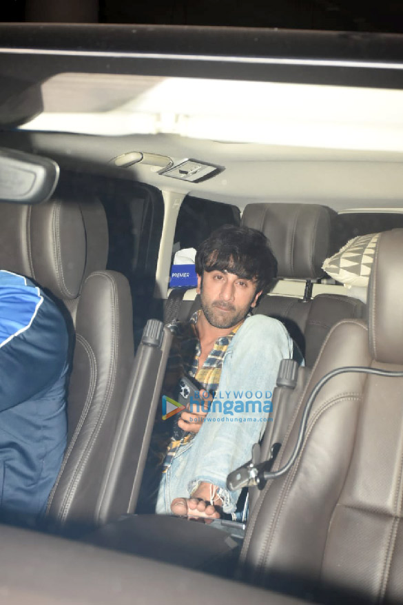 Photos: Ranbir Kapoor and Alia Bhatt snapped at the airport Photos: Ranbir Kapoor and Alia Bhatt snapped at the airport