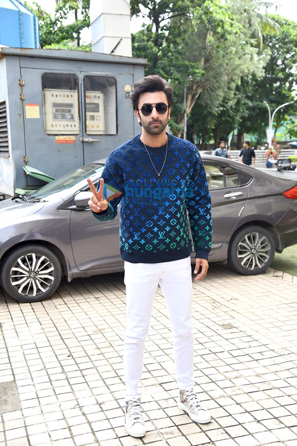 photos ranbir kapoor and vaani kapoor spends time with fans on shamshera release day 1
