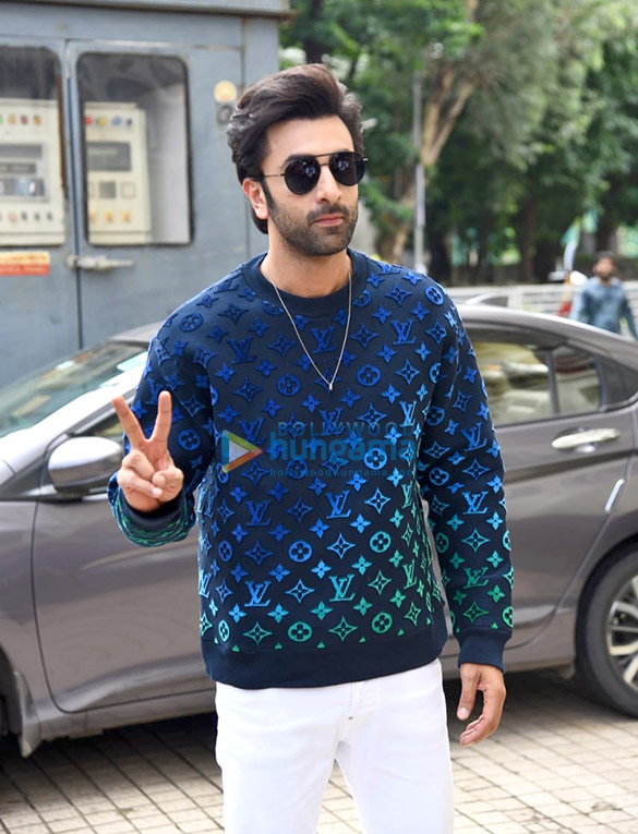 photos ranbir kapoor and vaani kapoor spends time with fans on shamshera release day 3