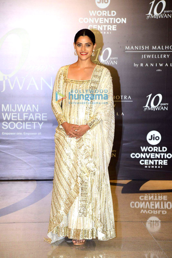 photos ranveer singh deepika padukone shabana azmi and others grace the red carpet of manish malhotras mijwan couture show 13