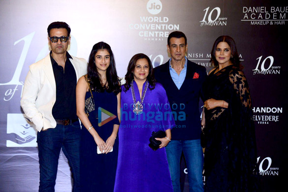 photos ranveer singh deepika padukone shabana azmi and others grace the red carpet of manish malhotras mijwan couture show 15