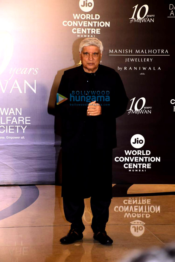 photos ranveer singh deepika padukone shabana azmi and others grace the red carpet of manish malhotras mijwan couture show 8