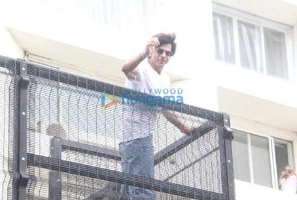 photos shah rukh khan greets fans outside mannat in bandra on eid 2022 3