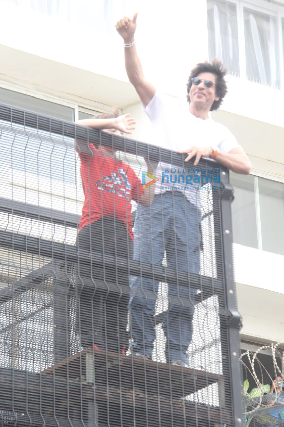 Photos Shah Rukh Khan Greets Fans Outside Mannat In Bandra On Eid 2022 4 Abram Khan Shah 