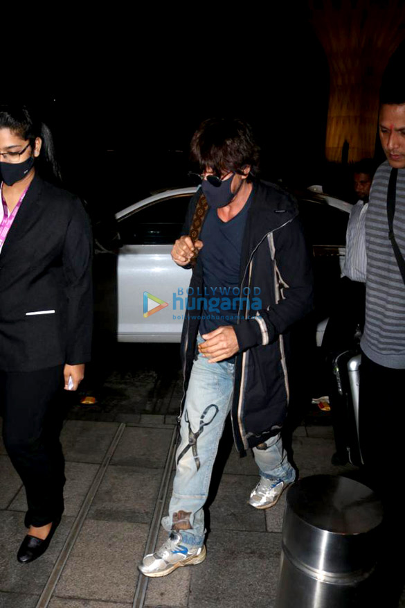 Photos: Shah Rukh Khan snapped at the airport Photos: Shah Rukh Khan snapped at the airport