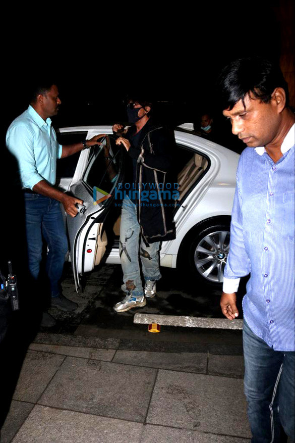 photos shah rukh khan snapped at the airport 5