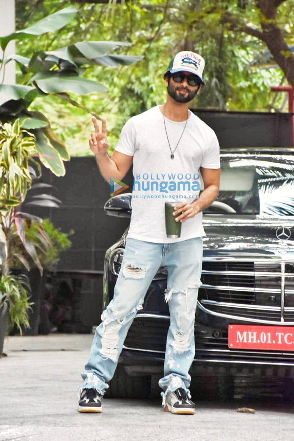photos shahid kapoor snapped outside dinesh vijans maddock office 2