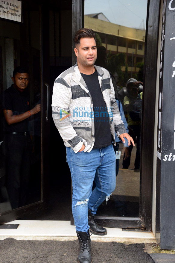 photos shilpa shetty shamita shetty akanksha malhotra and rajiv adatia snapped at bastian in bandra 4