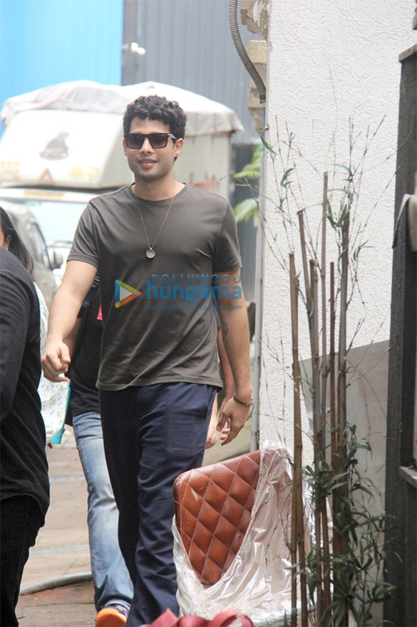 photos siddhant chaturvedi and ananya panday snapped in mumbai 55 4