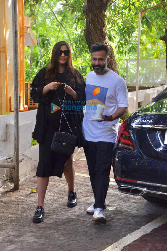 photos sonam kapoor ahuja and her husband anand ahuja snapped in bandra 4