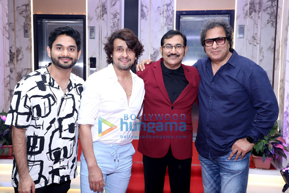 photos sonu nigam sachin pilgaonkar and others snapped at sudesh bhosa 4