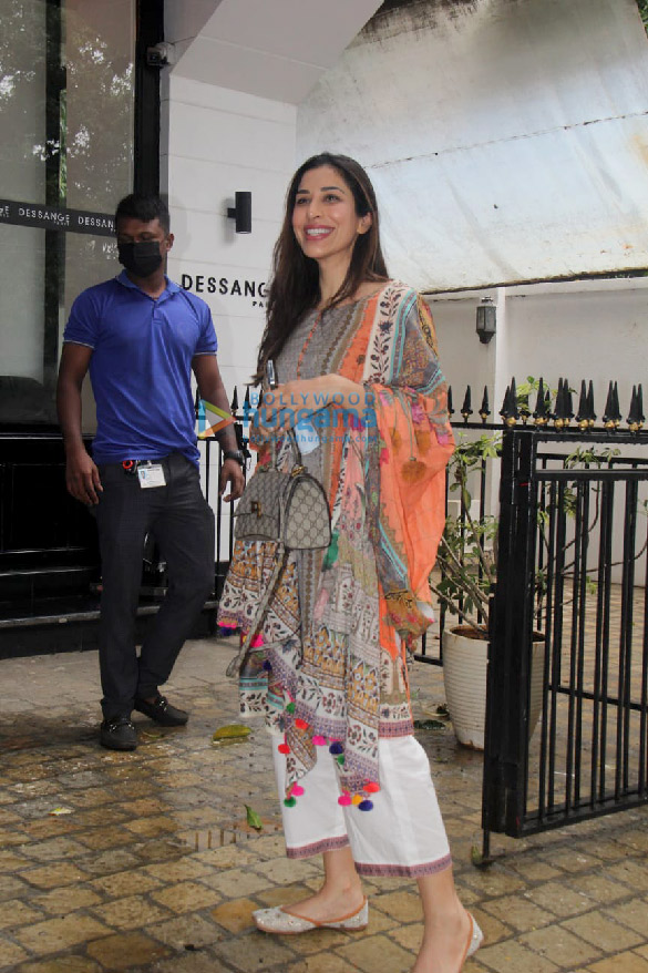 photos sophie choudry spotted outside a salon in bandra 2