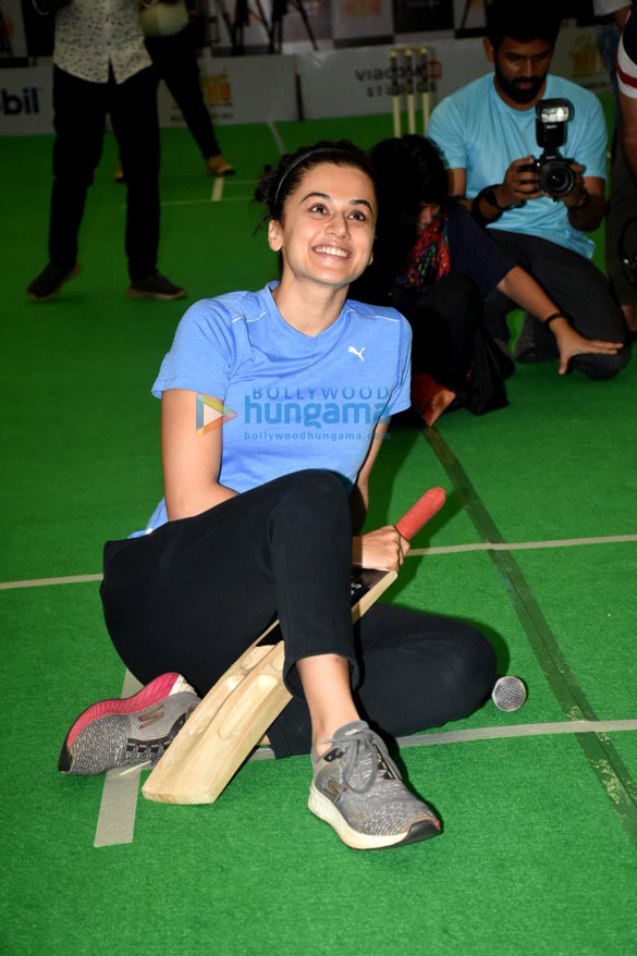photos taapsee pannu and mithali raj snapped promoting the film shabaash mithu with an indoor cricket match1 3
