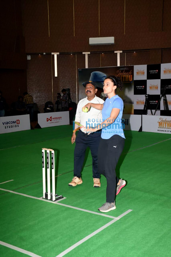 photos taapsee pannu and mithali raj snapped promoting the film shabaash mithu with an indoor cricket match4 3