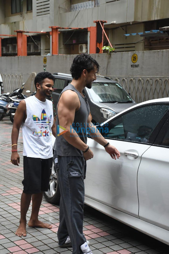 photos tiger shroff snapped in andheri 1