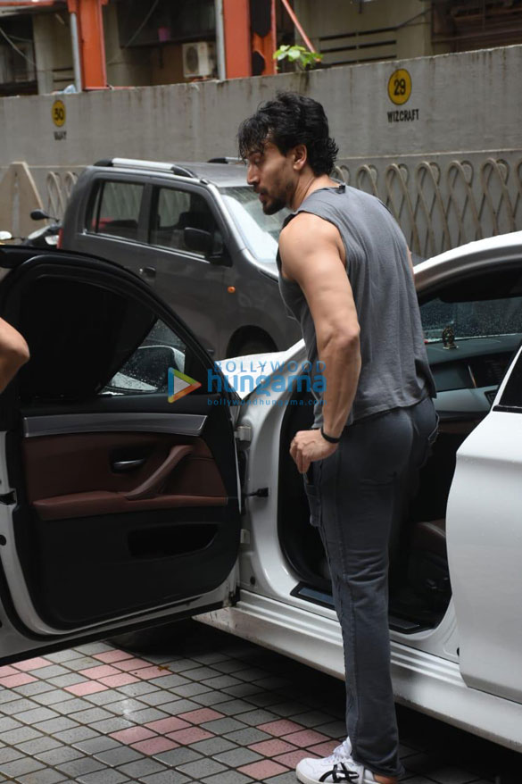 photos tiger shroff snapped in andheri 6