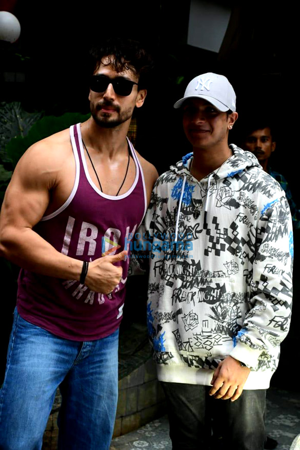 photos tiger shroff snapped in juhu 1 4