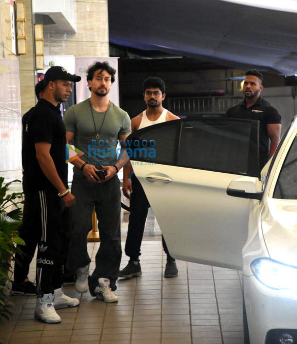 photos tiger shroff snapped outside the gym in mumbai 4