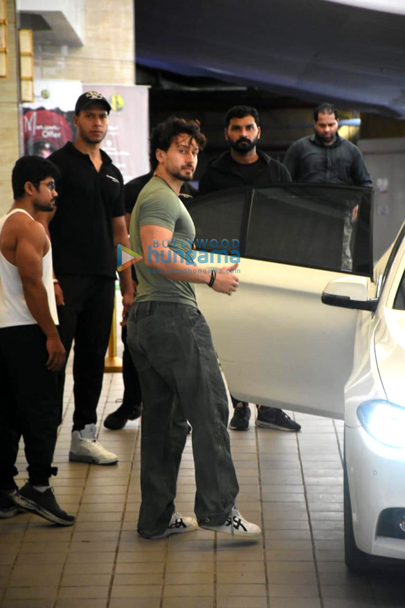 photos tiger shroff snapped outside the gym in mumbai 5