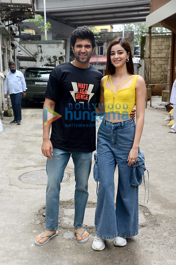 Photos: Vijay Deverakonda and Ananya Panday snapped in South Mumbai Photos: Vijay Deverakonda and Ananya Panday snapped in South Mumbai