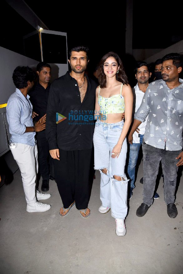 photos vijay deverakonda and ananya panday snapped promoting liger at seawood mall in navi mumbai 5