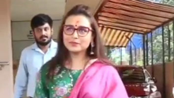 Rani Mukerji poses with fan in green salwar