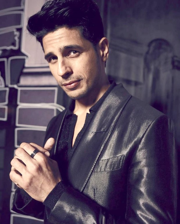 Siddharth Malhotra looks dapper in black ensemble worth Rs. 3.86 Lakh for Koffee with Karan 7 Siddharth Malhotra looks dapper in black ensemble worth Rs. 3.86 Lakh for Koffee with Karan 7