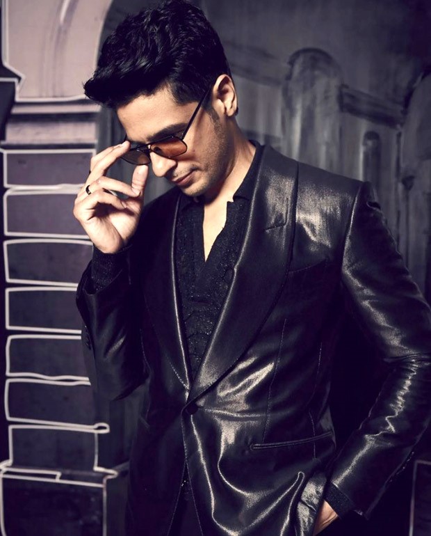 Siddharth Malhotra looks dapper in black ensemble worth Rs. 3.86 Lakh for Koffee with Karan 7 Siddharth Malhotra looks dapper in black ensemble worth Rs. 3.86 Lakh for Koffee with Karan 7