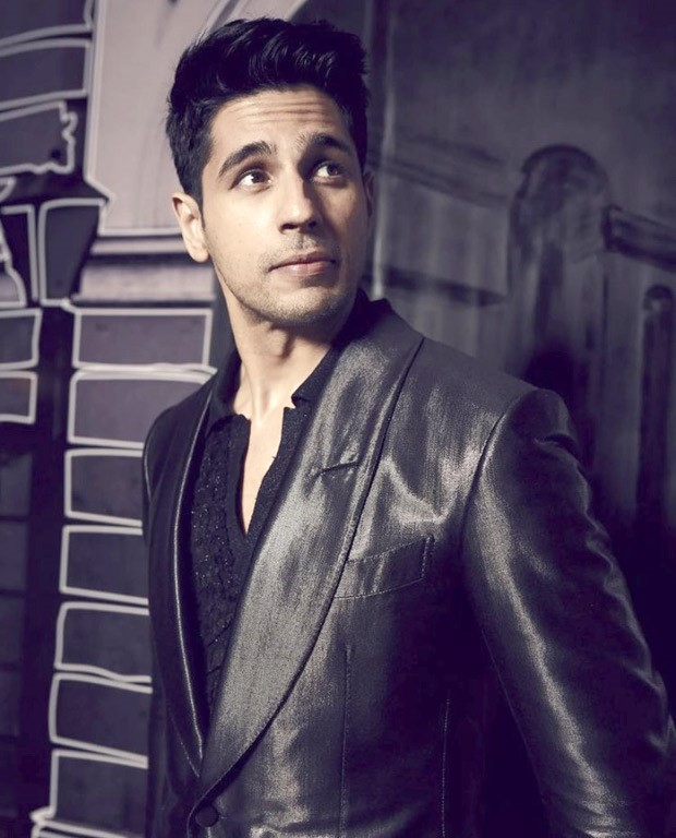 Siddharth Malhotra looks dapper in black ensemble worth Rs. 3.86 Lakh for Koffee with Karan 7 Siddharth Malhotra looks dapper in black ensemble worth Rs. 3.86 Lakh for Koffee with Karan 7