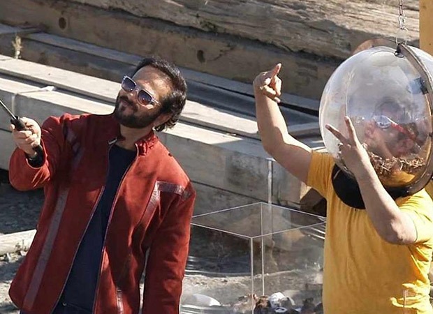 Khatron Ke Khiladi 12: Rajiv Adatia is covered in worms and cockroaches; Rohit Shetty clicks a selfie with the contestant during the stunt