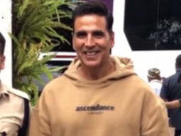 Akshay Kumar poses with policemen and fans
