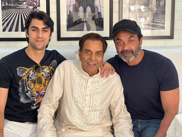 Dharmendra wraps up Rocky Aur Rani Ki Prem Kahani; son Bobby Deol and grandson Aryaman visit him on the sets of the film Dharmendra wraps up Rocky Aur Rani Ki Prem Kahani; son Bobby Deol and grandson Aryaman visit him on the sets of the film