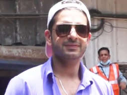 Karan Kundra poses for paps in lavender shirt and baggy jeans
