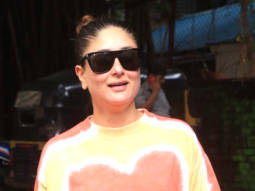 Kareena Kapoor Khan snapped having a chat with her close friend