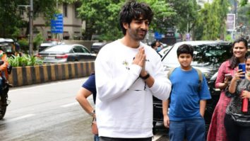 Kartik Aaryan does the Namaste poses on popular demand