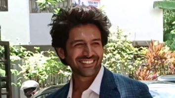 Kartik Aaryan gets a warm welcome by school students