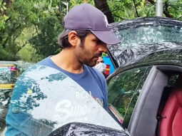 Kartik Aaryan’s fun banter with paps