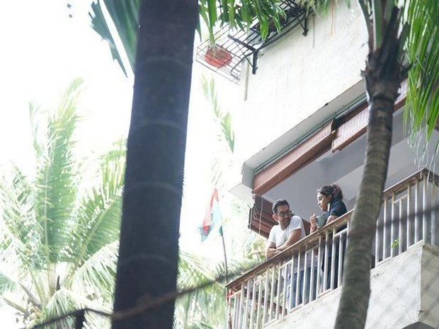 Laal Singh Chaddha star Aamir Khan joins the ‘Har Ghar Tiranga’ campaign; hoists the India tricolour at his residence