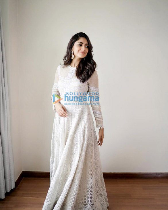mrunal thakur 2 80