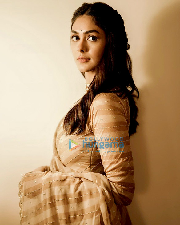 mrunal thakur 3 54