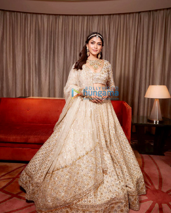 mrunal thakur 4 29