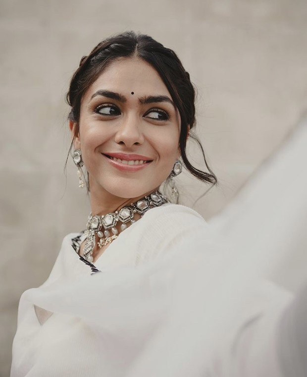 Mrunal Thakur’s monochrome kurta worth Rs. 25K for Sita Ramam is pure ethnic bliss Mrunal Thakur’s monochrome kurta worth Rs. 25K for Sita Ramam is pure ethnic bliss