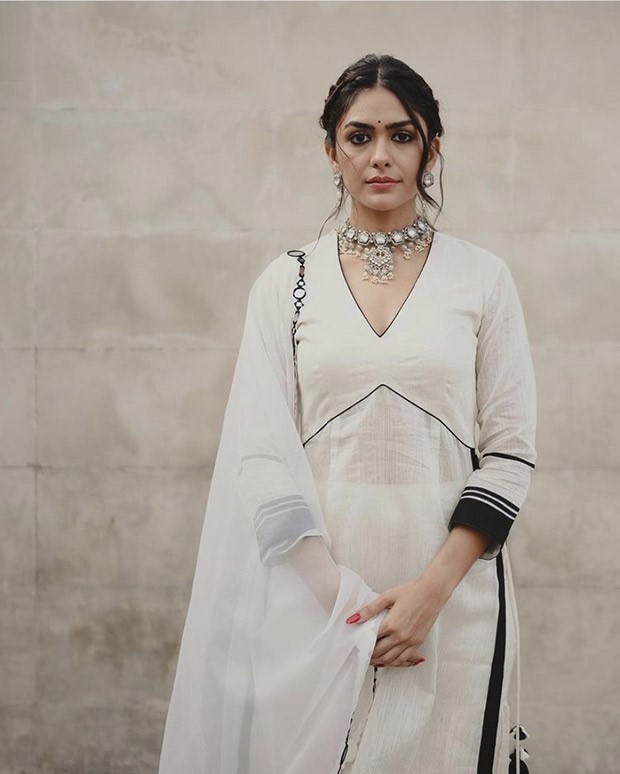 Mrunal Thakur’s monochrome kurta worth Rs. 25K for Sita Ramam is pure ethnic bliss Mrunal Thakur’s monochrome kurta worth Rs. 25K for Sita Ramam is pure ethnic bliss
