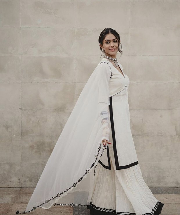 Mrunal Thakur’s monochrome kurta worth Rs. 25K for Sita Ramam is pure ethnic bliss Mrunal Thakur’s monochrome kurta worth Rs. 25K for Sita Ramam is pure ethnic bliss