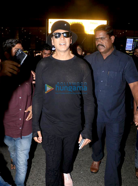 photos akshay kumar sidharth malhotra kiara advani and others snapped at the airport 1