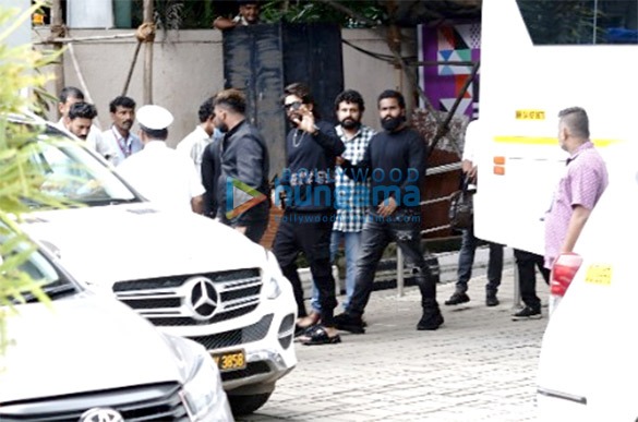 photos akshay kumar and allu arjun snapped at kalina airport1 1