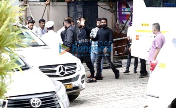 photos akshay kumar and allu arjun snapped at kalina airport1 2