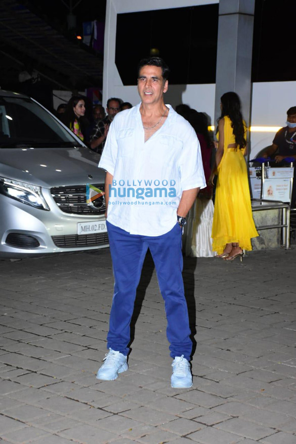 photos akshay kumar and the raksha bandhan team snapped at kalina airport 5