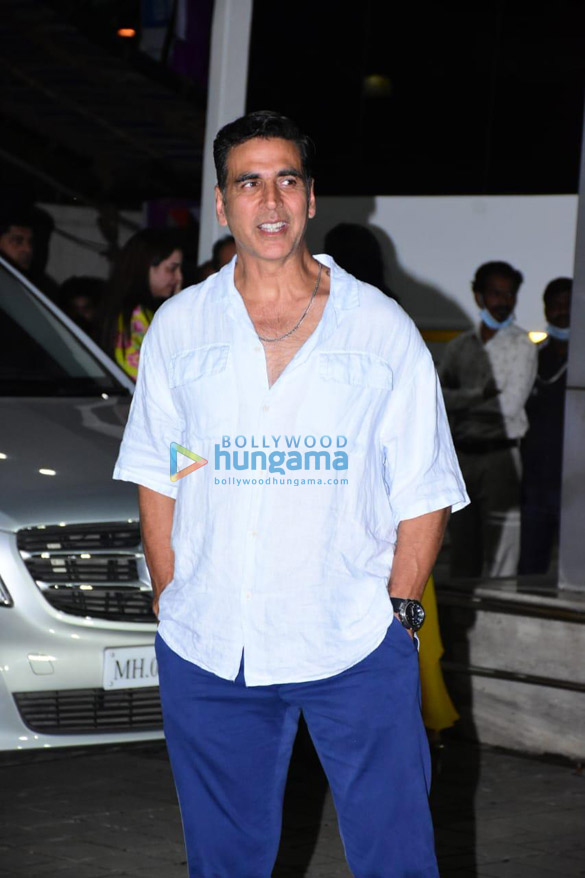 photos akshay kumar and the raksha bandhan team snapped at kalina airport 6